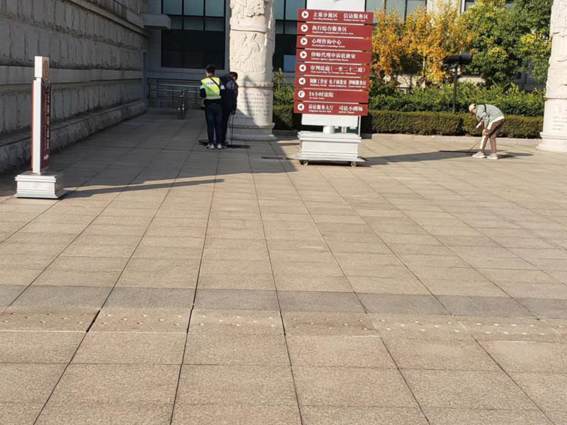 上海律師事務(wù)所為您講解將假幣放入他人口袋是否屬于使用假幣