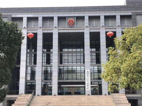 工程施工人與發(fā)包人存在勞動(dòng)關(guān)系如何處理？上海律師咨詢?yōu)槟獯? src="/uploads/76/81.jpg"/></p>
<p>
　　一、案情簡(jiǎn)介
</p>
<p>
　　某建筑工程項(xiàng)目的實(shí)際施工人是一家施工公司，該公司招用了一批建筑工人參與工程施工。然而，這些工人認(rèn)為他們與發(fā)包人或承包人存在勞動(dòng)關(guān)系，要求確認(rèn)這種勞動(dòng)關(guān)系的存在。而施工公司則認(rèn)為，這些工人是由其自行招用的，不存在與發(fā)包人或承包人之間的勞動(dòng)關(guān)系。在這種情況下，如何確定這些工人的勞動(dòng)關(guān)系？
</p>
<p>
　　二、法律分析
</p>
<p>
　　勞動(dòng)關(guān)系的確認(rèn)主體《中華人民共和國(guó)勞動(dòng)法》第二十二條規(guī)定：“用人單位與勞動(dòng)者訂立勞動(dòng)合同，應(yīng)當(dāng)寫(xiě)明工作內(nèi)容、工作地點(diǎn)、勞動(dòng)報(bào)酬、工作時(shí)間、休息休假、社會(huì)保險(xiǎn)、勞動(dòng)保護(hù)、勞動(dòng)條件等事項(xiàng)。用人單位應(yīng)當(dāng)為勞動(dòng)者辦理社會(huì)保險(xiǎn)登記等手續(xù)。勞動(dòng)合同自用人單位與勞動(dòng)者簽訂或者返聘之日起生效。”勞動(dòng)合同是用人單位和勞動(dòng)者之間確認(rèn)勞動(dòng)關(guān)系的主要法律依據(jù)。
</p>
<p>
　　根據(jù)《中華人民共和國(guó)勞動(dòng)合同法》第二十四條規(guī)定：“勞動(dòng)合同的當(dāng)事人發(fā)生爭(zhēng)議，可以依照下列程序解決：（一）當(dāng)事人自行協(xié)商；（二）請(qǐng)求工會(huì)、村（社區(qū)）委員會(huì)、企業(yè)事業(yè)單位人事部門(mén)、勞動(dòng)保障監(jiān)察機(jī)構(gòu)或者其他依法成立的調(diào)解組織調(diào)解；（三）向勞動(dòng)爭(zhēng)議仲裁委員會(huì)申請(qǐng)仲裁；（四）向人民法院提起訴訟。”
</p>
<p>
　　因此，如果在勞動(dòng)合同簽訂過(guò)程中明確約定了用人單位和勞動(dòng)者之間的勞動(dòng)關(guān)系，且勞動(dòng)合同已生效，那么用人單位和勞動(dòng)者之間的勞動(dòng)關(guān)系是由雙方自行確認(rèn)的。但是，如果在勞動(dòng)合同簽訂過(guò)程中沒(méi)有明確約定用人單位和勞動(dòng)者之間的勞動(dòng)關(guān)系，或者勞動(dòng)關(guān)系的確認(rèn)存在爭(zhēng)議，那么需要通過(guò)協(xié)商、調(diào)解、仲裁或訴訟等方式解決。
</p>
<p>
　　建筑工程實(shí)際施工人招用的勞動(dòng)者與發(fā)包人、承包人之間的勞動(dòng)關(guān)系在建筑工程實(shí)際施工過(guò)程中，建筑施工單位需要招用一定數(shù)量的勞動(dòng)者參與工程施工。根據(jù)《中華人民共和國(guó)勞動(dòng)合同法》第十一條規(guī)定：“用人單位招用勞動(dòng)者，應(yīng)當(dāng)與其訂立書(shū)面勞動(dòng)合同，未訂立書(shū)面勞動(dòng)合同的，自用工之日起即為訂立勞動(dòng)合同。”
</p>
<p>
　　因此，如果建筑施工單位與招用的勞動(dòng)者之間已經(jīng)訂立了書(shū)面勞動(dòng)合同，且勞動(dòng)合同中明確約定了用人單位和勞動(dòng)者之間的勞動(dòng)關(guān)系，那么用人單位和勞動(dòng)者之間的勞動(dòng)關(guān)系是由雙方自行確認(rèn)的。此時(shí)，即使勞動(dòng)者認(rèn)為自己與發(fā)包人或承包人之間存在勞動(dòng)關(guān)系，也不能改變其與用人單位之間的勞動(dòng)關(guān)系。
</p>
<p>
　　但是，如果勞動(dòng)合同中沒(méi)有明確約定用人單位和勞動(dòng)者之間的勞動(dòng)關(guān)系，或者勞動(dòng)關(guān)系的確認(rèn)存在爭(zhēng)議，那么需要參考其他相關(guān)法律法規(guī)和實(shí)際情況來(lái)確定勞動(dòng)關(guān)系。在建筑工程實(shí)際施工過(guò)程中，施工單位通常是由發(fā)包人或承包人招標(biāo)選定的，因此，發(fā)包人或承包人與建筑施工單位之間的合同約定可以作為確定建筑工人勞動(dòng)關(guān)系的重要參考依據(jù)。
</p>
<p>
　　根據(jù)《中華人民共和國(guó)勞動(dòng)合同法》第二十六條規(guī)定：“用人單位與被招用的勞動(dòng)者之間未簽訂書(shū)面勞動(dòng)合同或者書(shū)面勞動(dòng)合同不規(guī)范的，應(yīng)當(dāng)按照工作性質(zhì)、工作地點(diǎn)、工作時(shí)間、工作報(bào)酬等因素確認(rèn)勞動(dòng)關(guān)系。用人單位與勞動(dòng)者之間的實(shí)際行為和雙方的真實(shí)意圖應(yīng)當(dāng)作為確認(rèn)勞動(dòng)關(guān)系的參考。”
</p>
<p>
　　三、上海市相關(guān)法律法規(guī)
</p>
<p>
　　在上海市，相關(guān)法律法規(guī)包括《上海市人民政府關(guān)于規(guī)范建設(shè)工程施工市場(chǎng)秩序的若干規(guī)定》和《上海市建設(shè)工程安全生產(chǎn)管理?xiàng)l例》等。
</p>
<p>
　　《上海市人民政府關(guān)于規(guī)范建設(shè)工程施工市場(chǎng)秩序的若干規(guī)定》第十條規(guī)定：“建設(shè)工程項(xiàng)目實(shí)際施工人為承包人時(shí)，應(yīng)當(dāng)遵循‘安全、質(zhì)量、文明施工’的原則，嚴(yán)格遵守相關(guān)的法律、法規(guī)、規(guī)章和標(biāo)準(zhǔn)，承擔(dān)相應(yīng)的安全、質(zhì)量和文明施工責(zé)任。”
</p>
<p>
　　此外，根據(jù)《上海市建設(shè)工程安全生產(chǎn)管理?xiàng)l例》第二十二條規(guī)定：“承包人應(yīng)當(dāng)依法保障勞動(dòng)者的安全生產(chǎn)權(quán)益，與建設(shè)工程發(fā)包人、總承包人等建立勞動(dòng)關(guān)系。”
</p>
<p>
　　因此，如果建筑施工單位與招用的勞動(dòng)者之間沒(méi)有明確約定勞動(dòng)關(guān)系，或者勞動(dòng)關(guān)系的確認(rèn)存在爭(zhēng)議，可以參考上海市相關(guān)法律法規(guī)，結(jié)合實(shí)際情況來(lái)確定勞動(dòng)關(guān)系。
</p>
<p style="TEXT-ALIGN: center"><img alt=